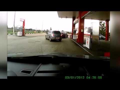 Мужик затупил  на заправке 