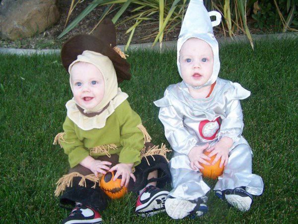 22 забавных костюма для близнецов на Хэллоуин 
