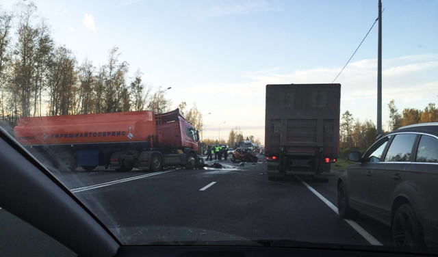 Авария дня 2103. Ford Fiesta столкнулся с бензовозом