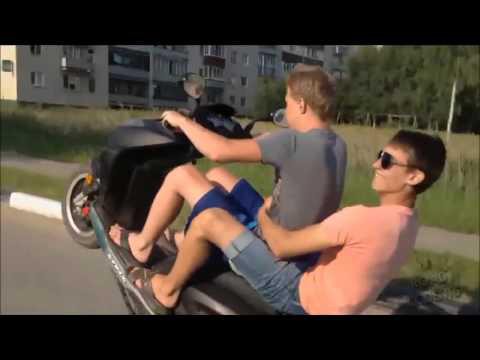 Не осознавая опасности! - Дети на скутерах