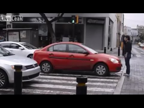 Учитель на пешеходном переходе 