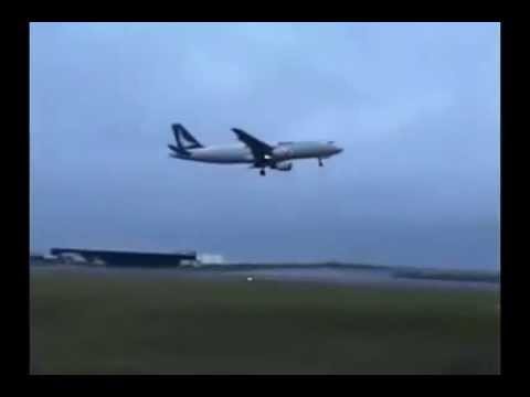 Посадка самолета в сильный ветер