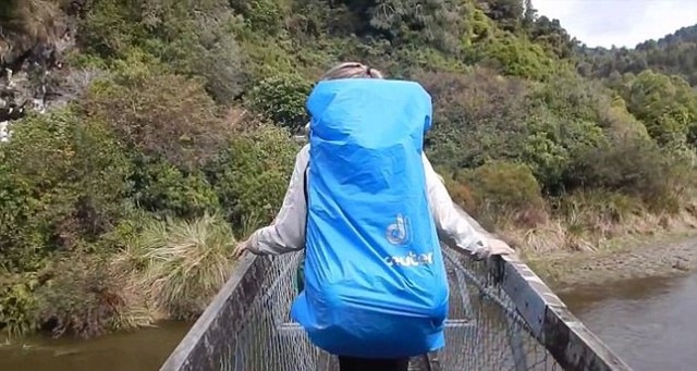 В Новой Зеландии туристы упали в реку с подвесного моста