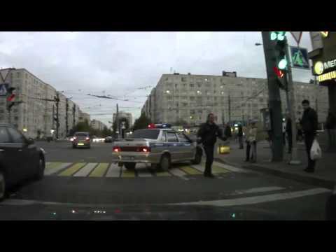 Инспекторы ГИБДД заметили, как у пешехода выпал мобильный телефон