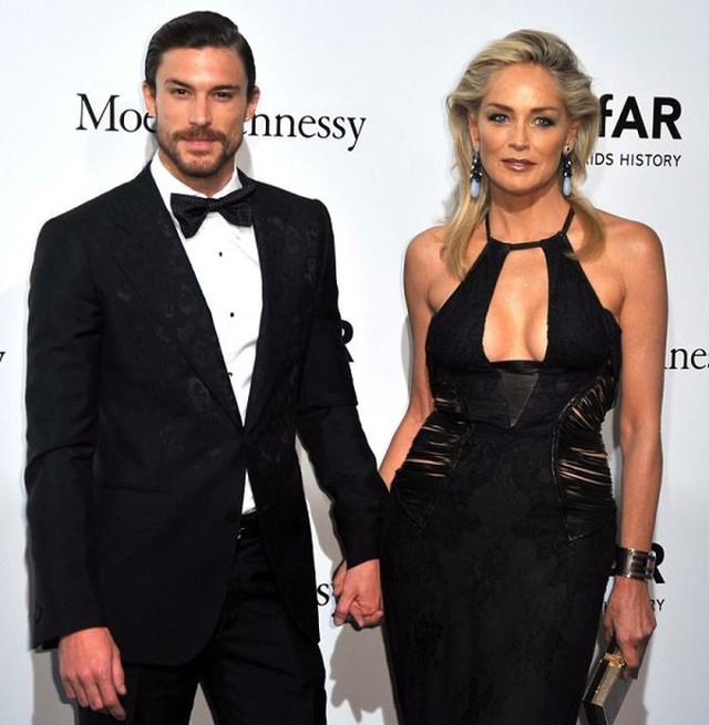 Знаменитые светские дамы, которые любят ребят помоложе