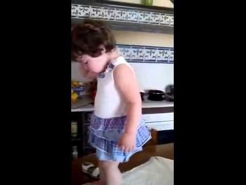 Сердитая девочка позирует для фото 