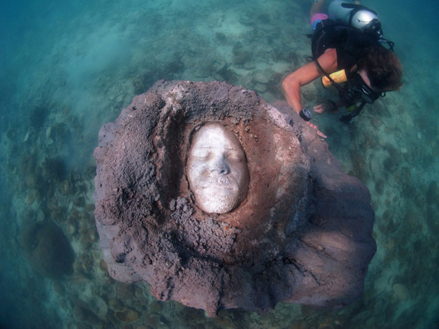Красивые, но пугающие подводные скульптуры