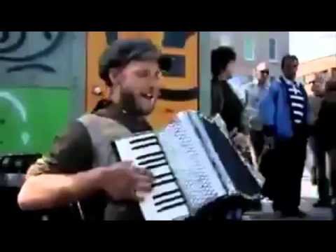 Уличный музыкант играет песню Майкла Джексона 