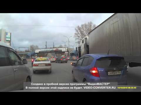Девушка на Хонде подлезла под фуру 