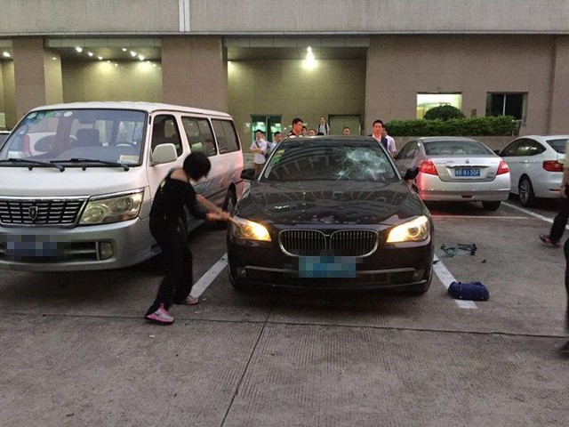 Узнав об измене, китаянка "оторвалась" на автомобиле мужа