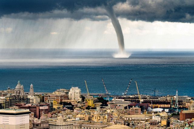 Российский турист запечатлел гигантский смерч, надвигающийся на Геную