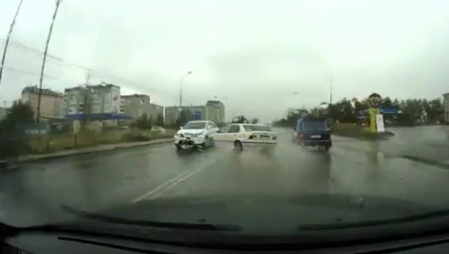 Занос на мокром асфальте 