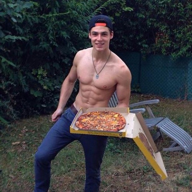 Горячие парни и вкусная еда