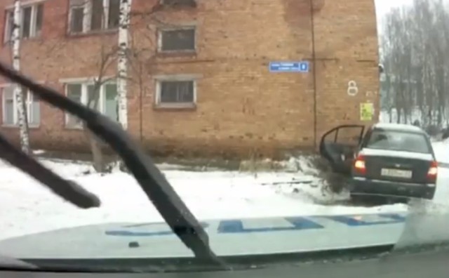 Под Сыктывкаром пьяный водитель, уходя от погони, сбил беременную 