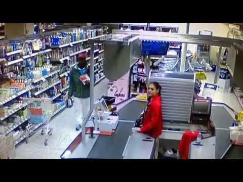 Девушка - кассир отоварила грабителя по полной!