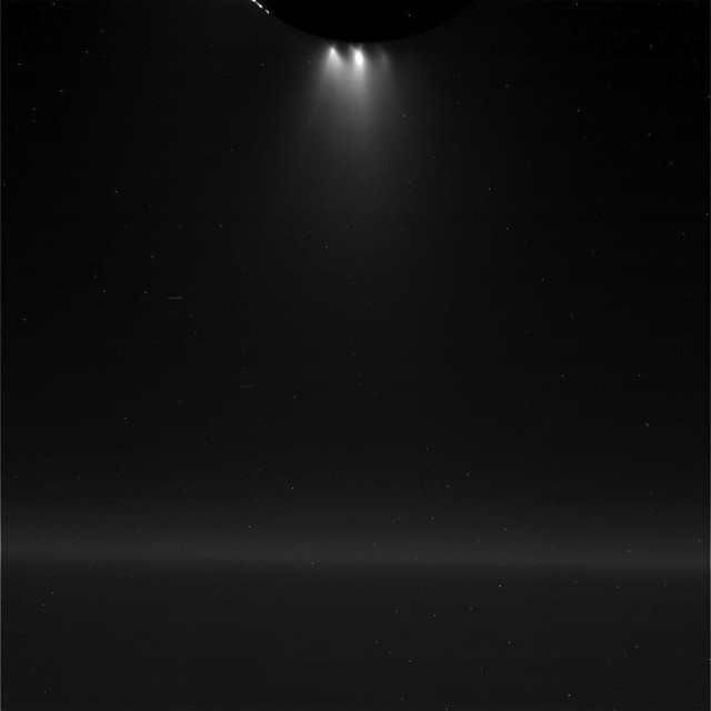 Cassini прислал первые фотографии с пролета через водяной шлейф Энцелада