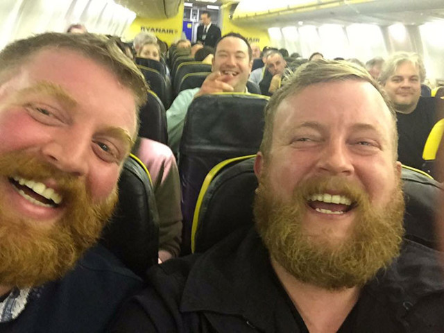 Пассажир в самолёте сел рядом с незнакомцем, который выглядит в точности, как он сам