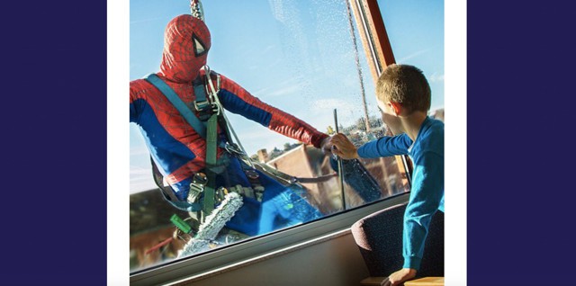 Супергерои, которые моют окна, и такие радостные дети