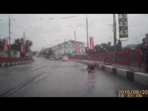 На дорогу неожиданно выпал велосипедист 