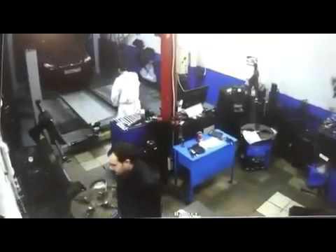 Как девушка заезжает на СТО 