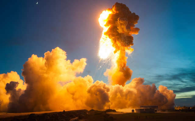 NASA показало фотографии взрыва ракеты-носителя Antares на старте