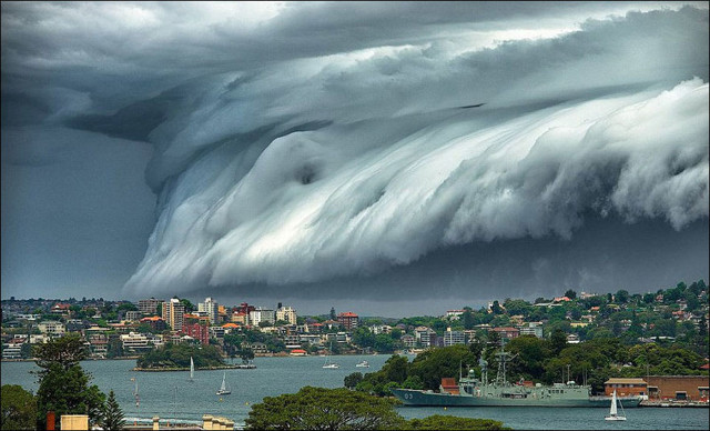 Облачное «цунами» прокатилось над Сиднеем. Невероятное зрелище! 