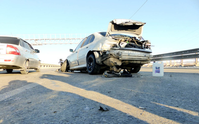 После удара об отбойник из BMW вылетели двигатель и коробка