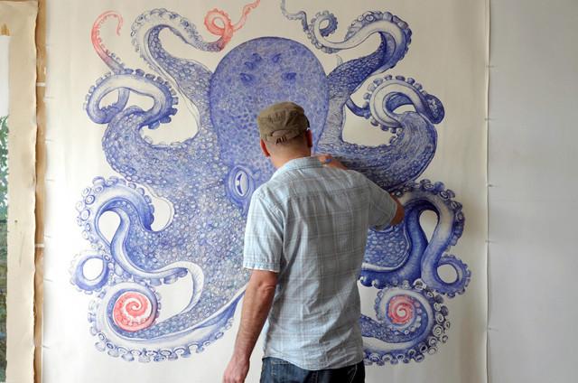 Художник потратил 1 год, чтобы нарисовать огромного осьминога, используя лишь шариковые ручки