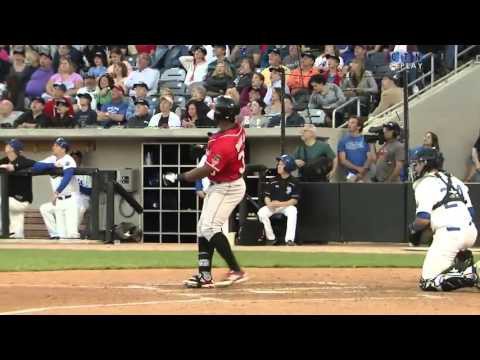 Спасает свою жену от бейсбольной биты 