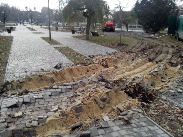 В Николаеве бетономешалка разрушила дорожки в парке