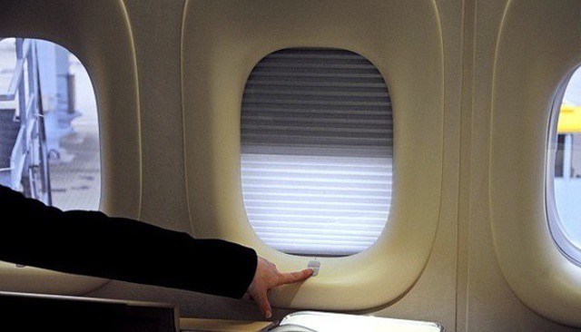 Почему при взлете и посадке требуют поднимать шторки иллюминаторов в самолете