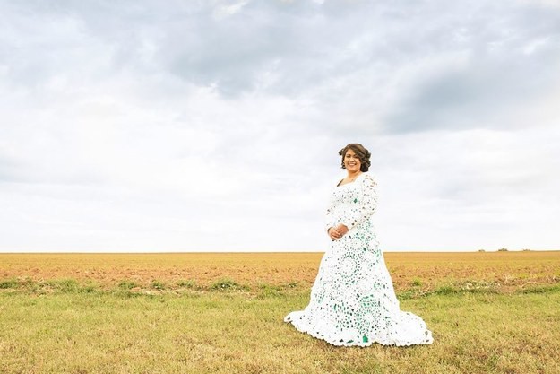 Невеста-рукодельница связала свадебное платье своей мечты за 8 месяцев