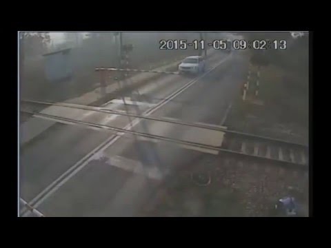 Велосипедист против поезд
