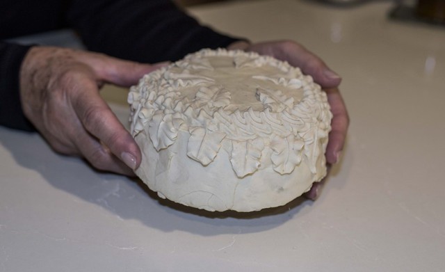 Мужчина нашёл 100-летний свадебный торт, делая уборку в гараже