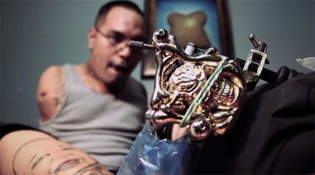 Безрукий тату-мастер набивает татуировки при помощи ног