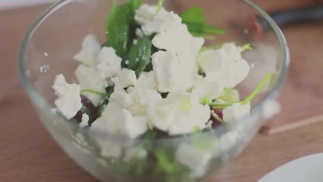 Нежный салат с сыром и виноградом