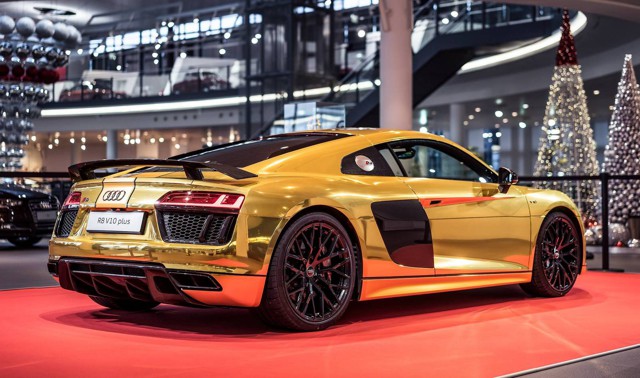 Блестящий и золотой Audi R8 V10 Plus