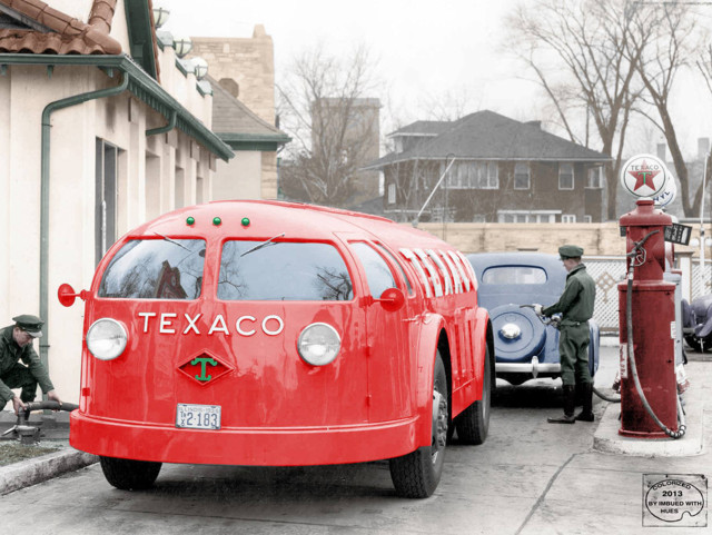 Автомобили на раскрашенных снимках прошлого