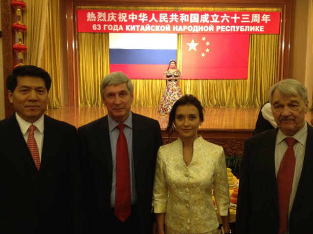 Вот такая красавица устанавливает наши связи с Китаем