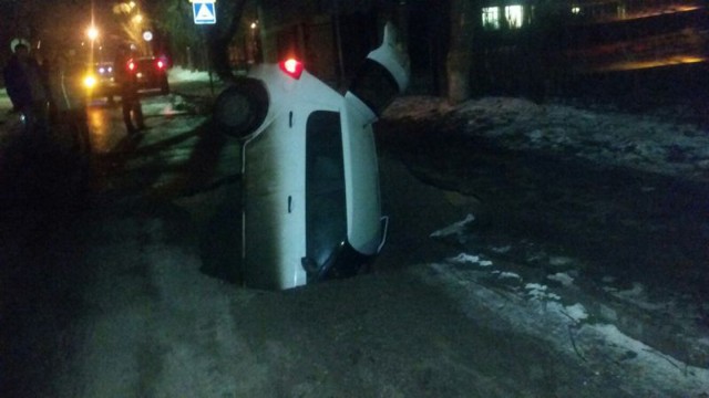 В Твери под землю провалился автомобиль