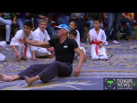 Жан-Клод Ван Дамм провел мастер-класс для алматинских детей-каратистов. Молодец мужик!﻿