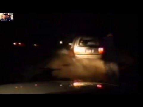 Полицейский стреляет по автомобилю