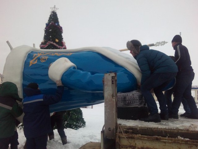 Житель Караганды продал автомобиль, чтобы изготовить фигуру Деда Мороза для города 