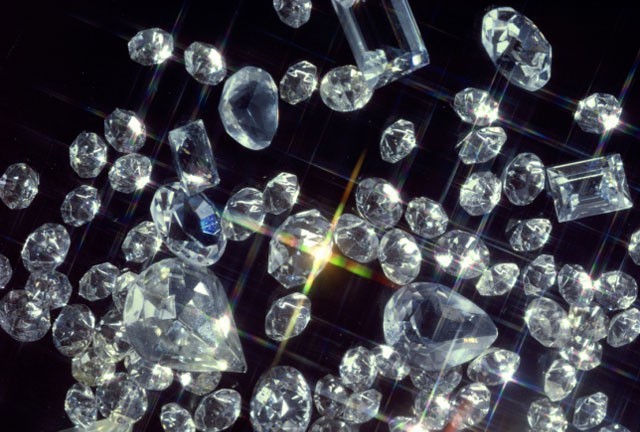 Женщина нашла сверток с бриллиантами в лифте