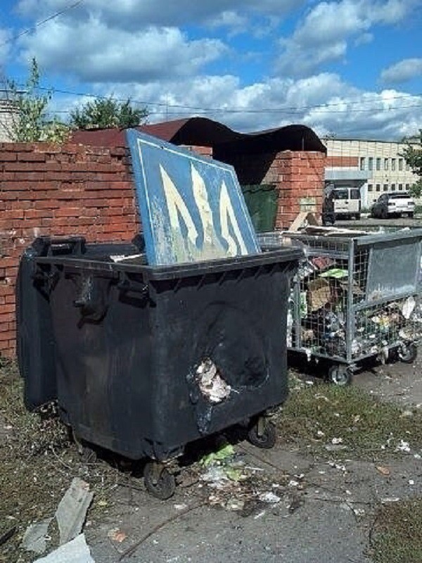 Ко второй годовщине провозглашения ЛНР  должны быть убраны остатки украинской символики. 