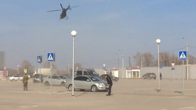 Взлет вертолета Сердюкова с парковки гипермаркета в Рязани