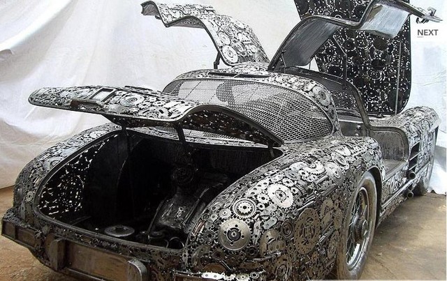 Винтажный ретро-автомобиль из металлических отходов