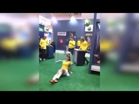 Девушка круто жонглирует футбольным мячом