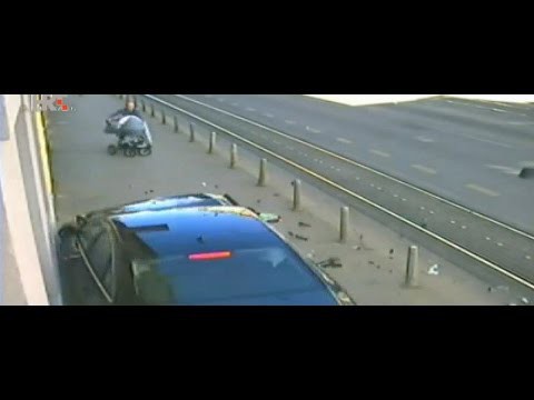 Отец спасает ребенка от пьяного водителя 