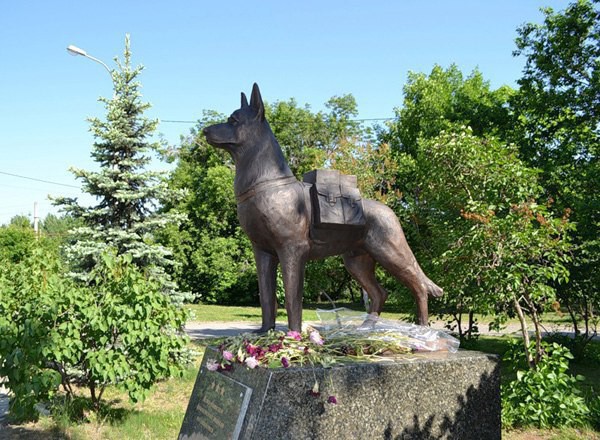 Памятник собакам-подрывникам, истребителям танков